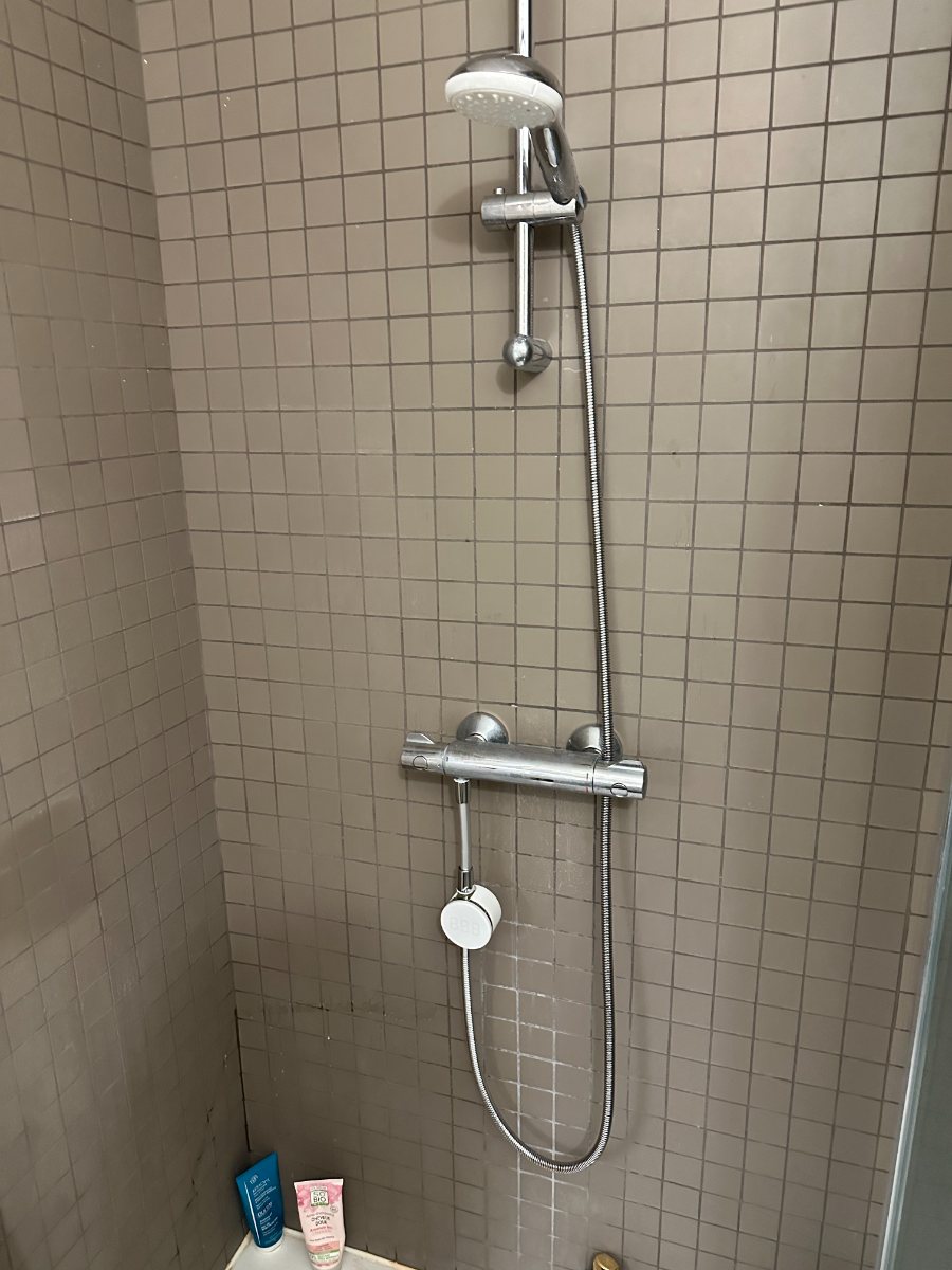 Molleaumètre installé sur le flexible de douche, résidence Hénéo