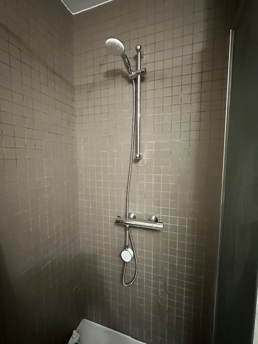 Molleaumètre en place sur une douche de la résidence Hénéo