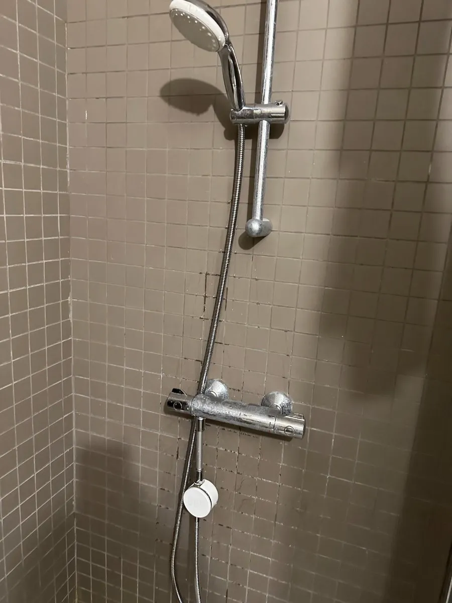 Douche équipée du Molleaumètre, résidence Hénéo