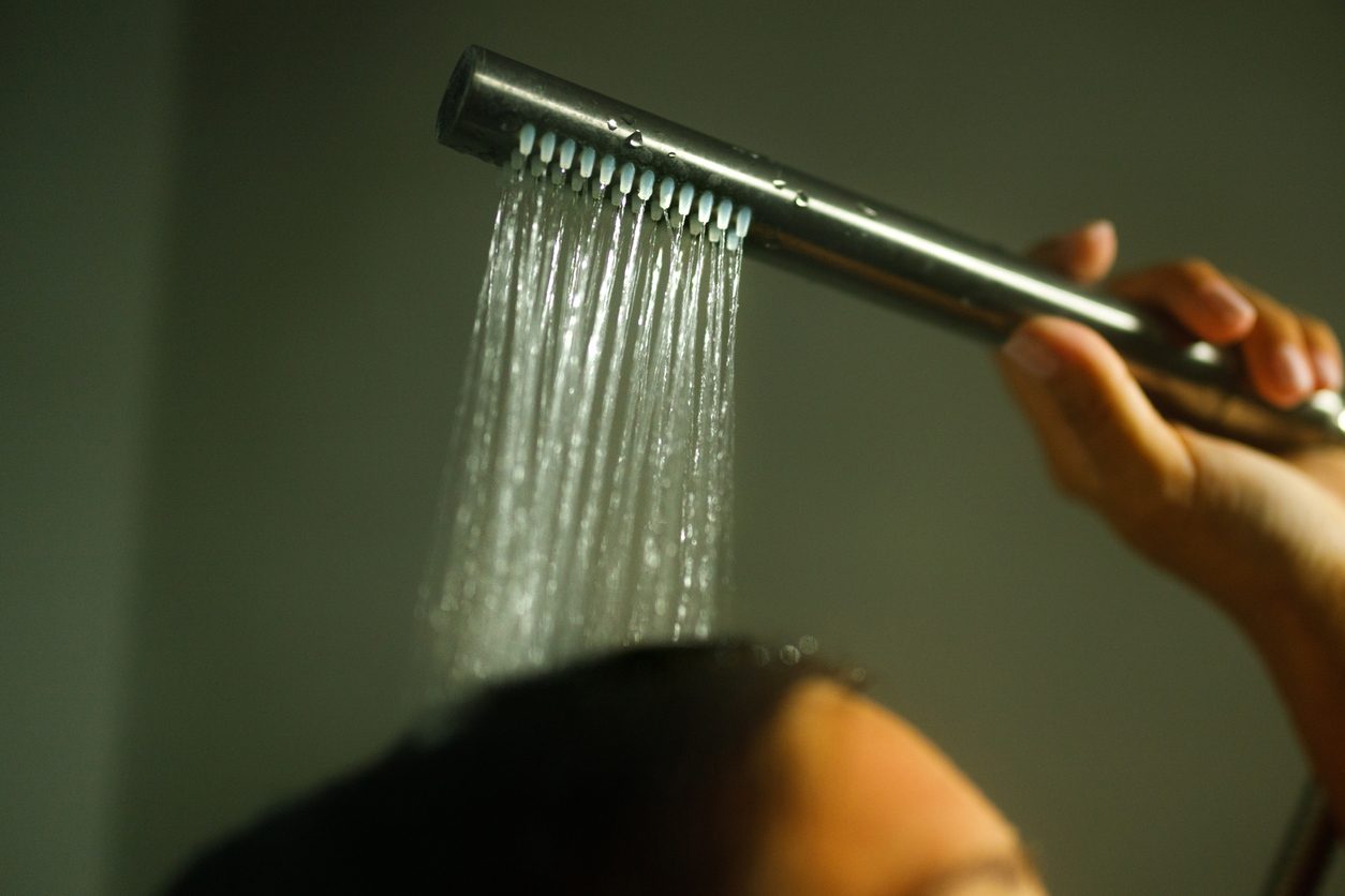 Pommeau de douche d'hôtel : la douche est le premier poste de consommation d'eau d'une chambre